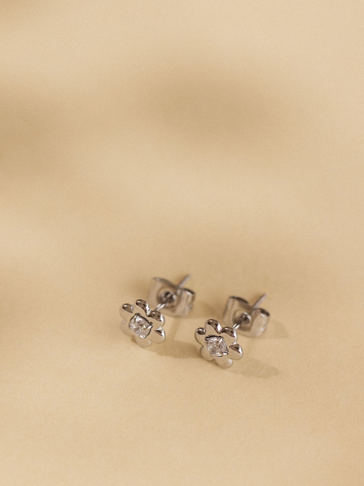 Goldene Blütenohrringe mit funkelndem Stein, PURELEI, elegant und feminin.