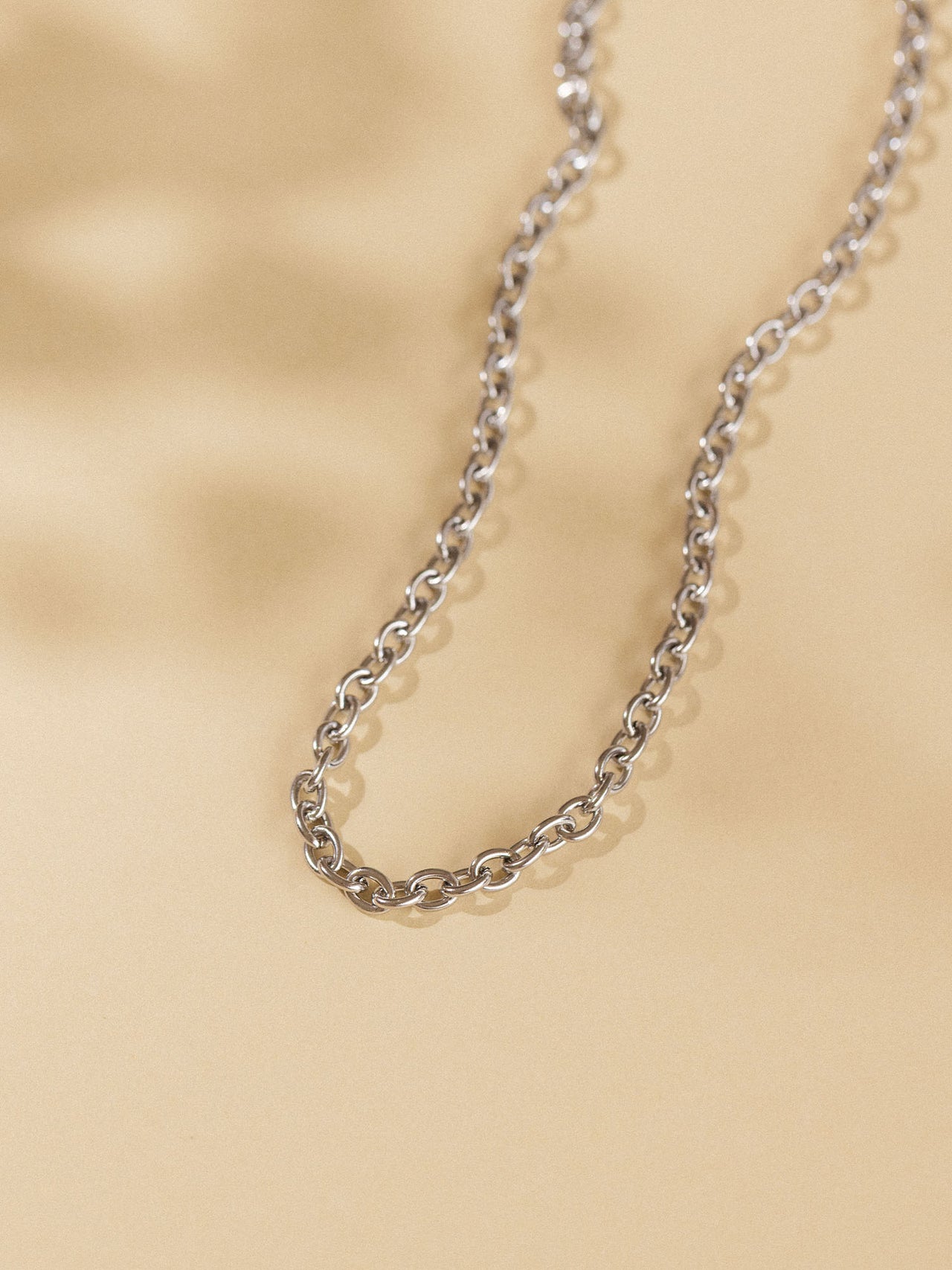 Goldene Kette mit elegantem Design von PURELEI auf sanftem Hintergrund