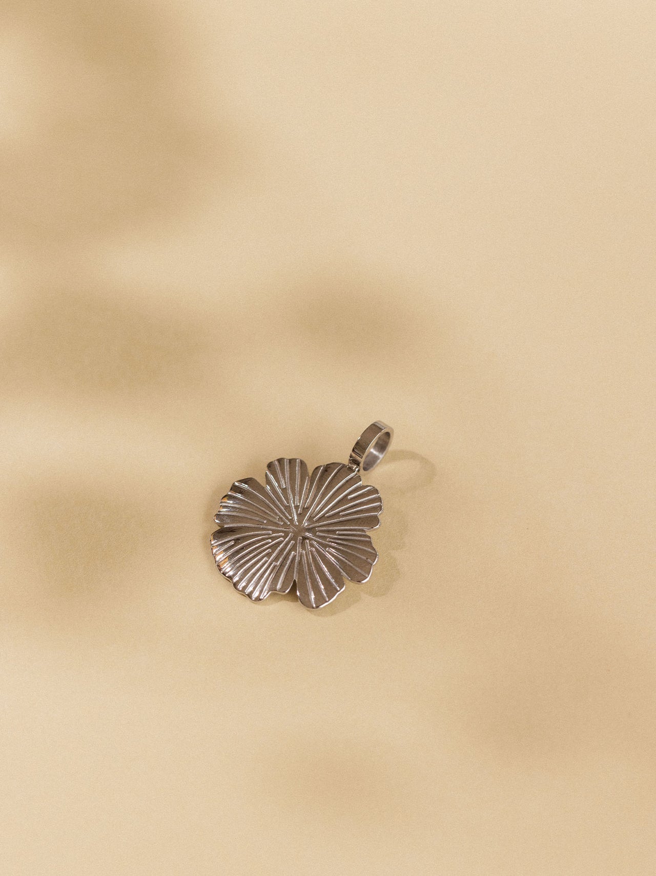 Goldener Hibiskus-Anhänger auf sanftem Hintergrund von PURELEI.