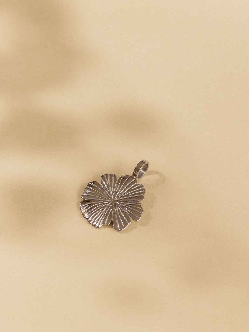 Goldener Hibiskus-Anhänger auf sanftem Hintergrund von PURELEI.