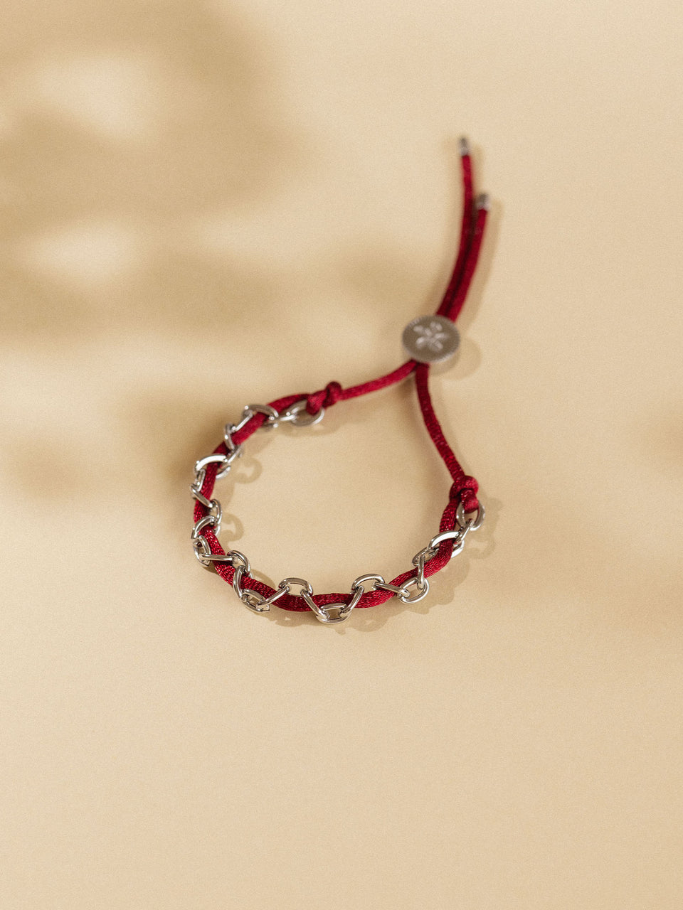 Rotes Lederarmband mit silbernen Kettengliedern, PURELEI, elegant und lässig.