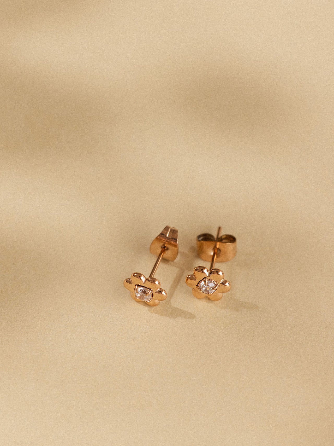 Goldene Blütenohrringe mit funkelndem Stein, PURELEI, elegant und feminin.