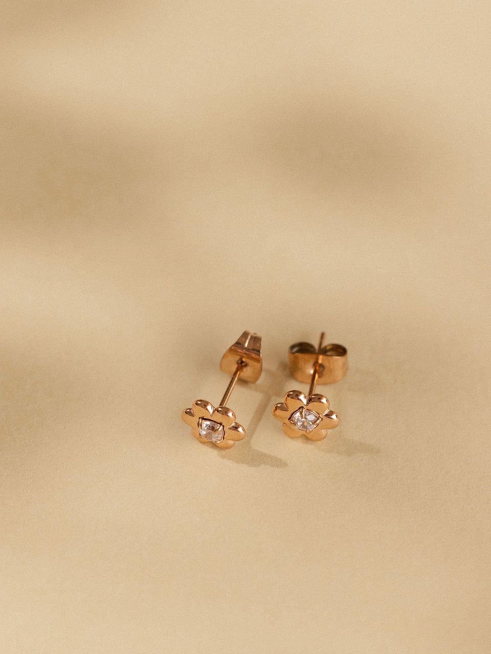 Goldene Blütenohrringe mit funkelndem Stein, PURELEI, elegant und feminin.