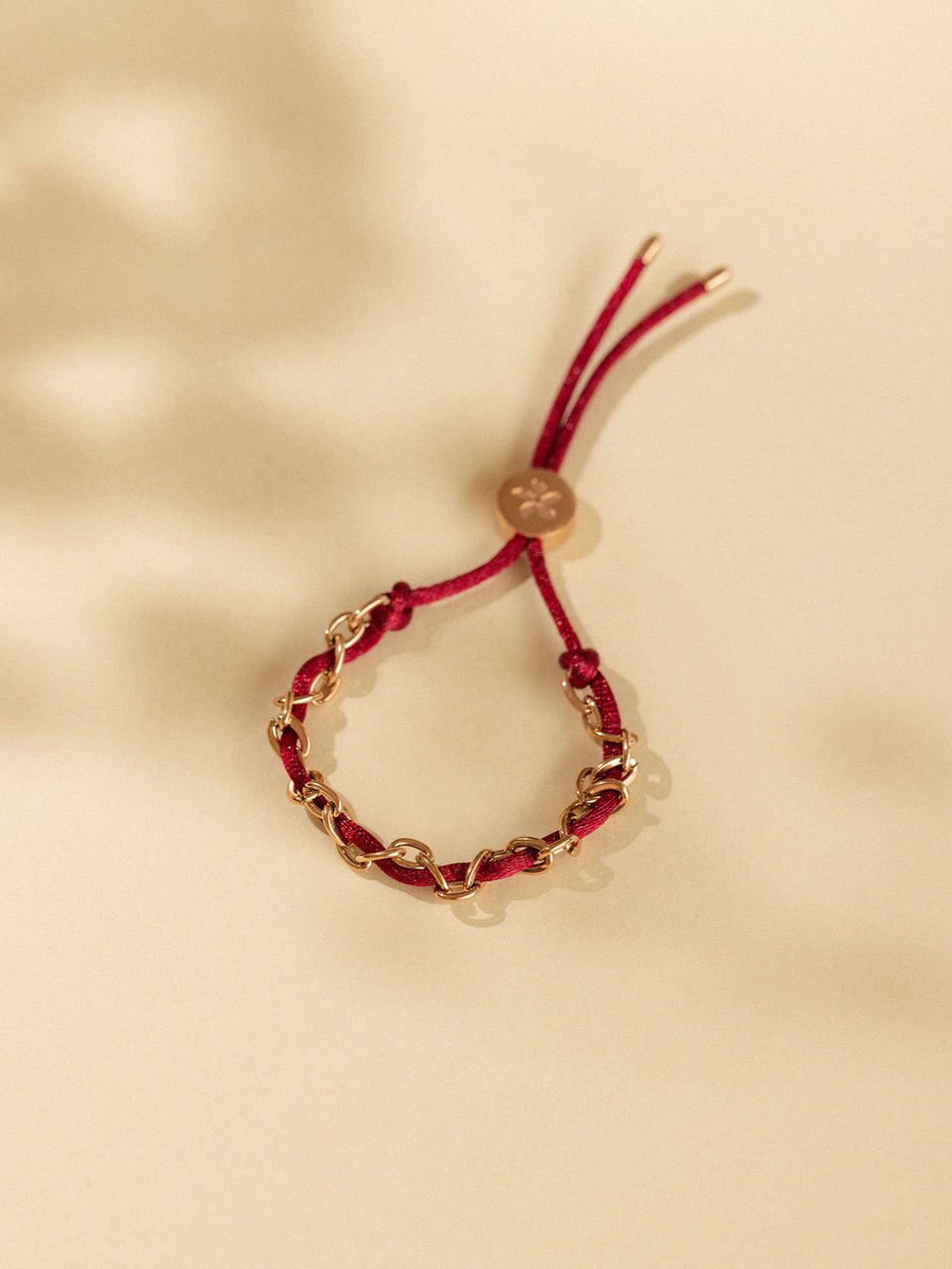 Rotes Armband mit Ketten-Design und Blütenanhänger von PURELEI, elegant und verspielt.