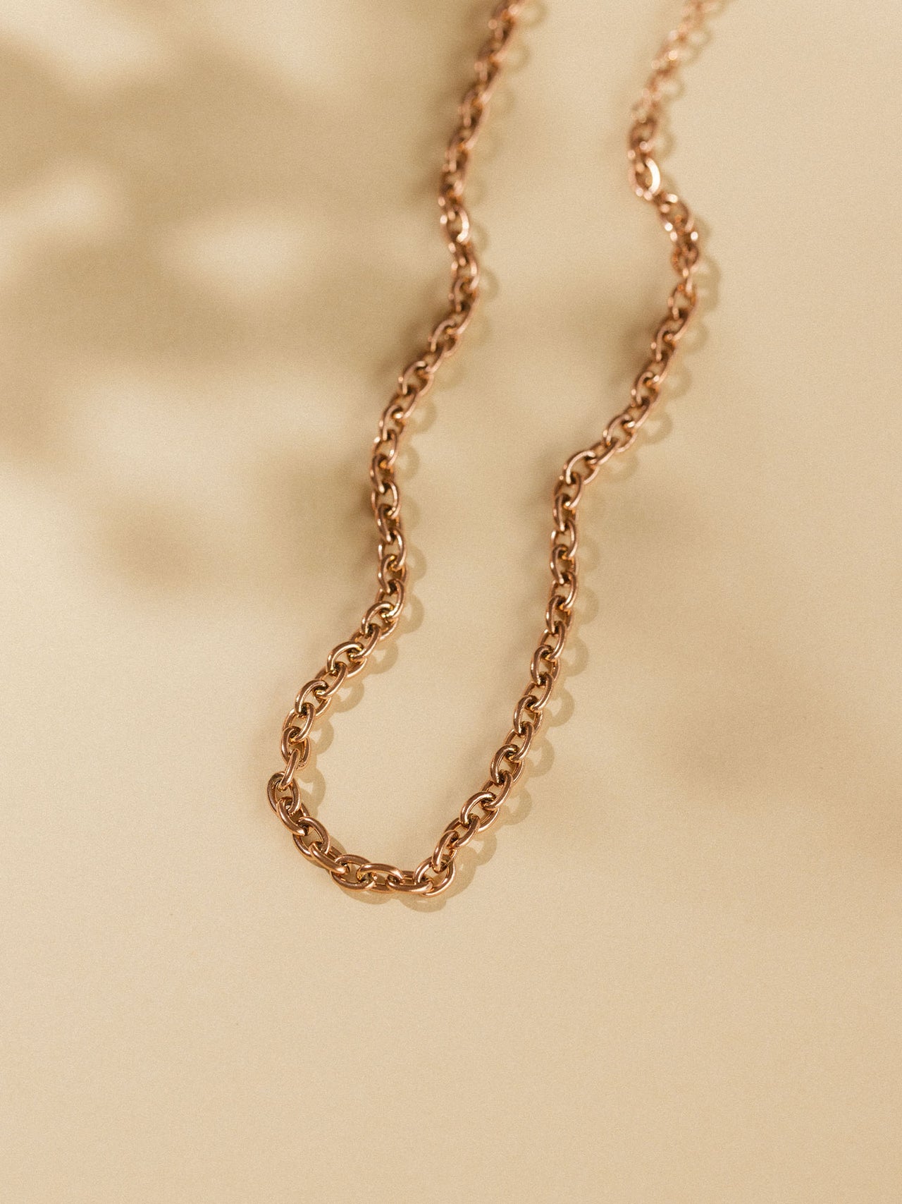 Roségoldene Kette mit elegantem Design auf sanftem Hintergrund – PURELEI.