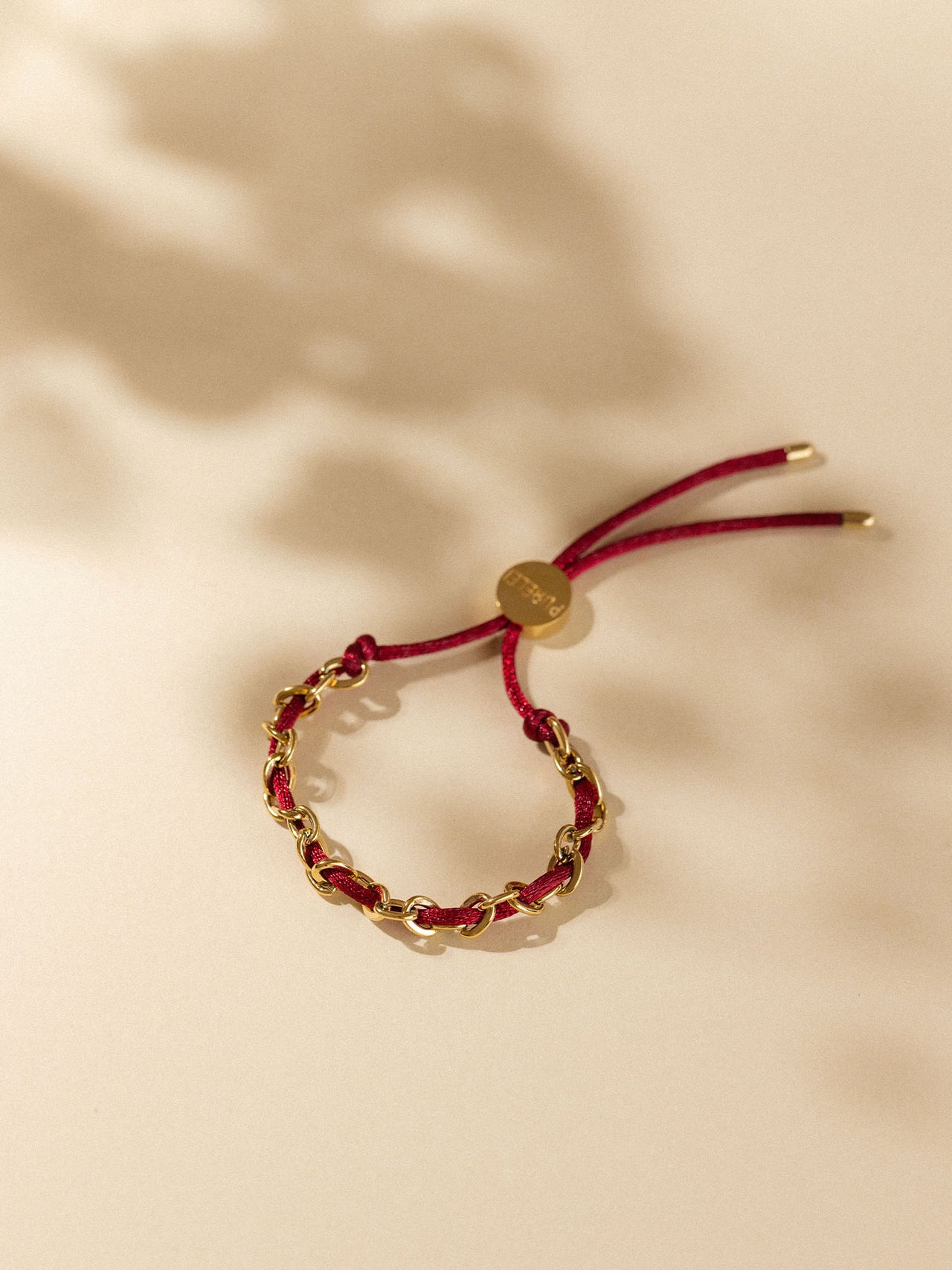 Rotes Armband mit silbernen Gliedern, PURELEI, elegant und modern.