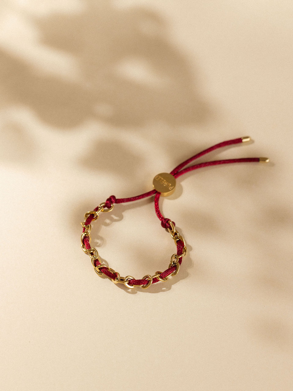 Rotes Armband mit silbernen Gliedern, PURELEI, elegant und modern.