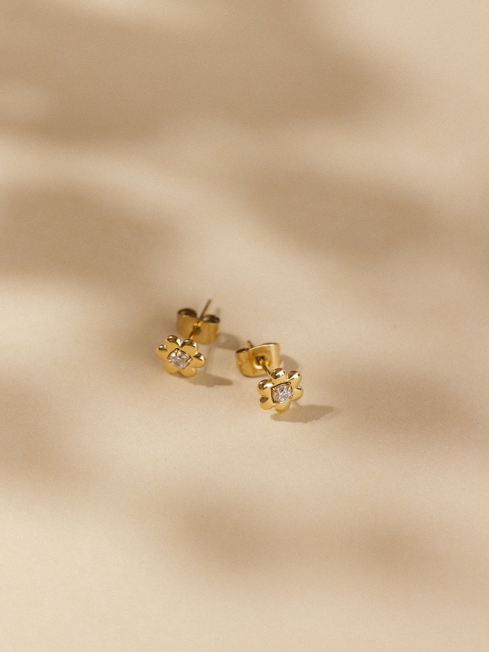 Goldene Blütenohrringe mit funkelnden Details von PURELEI, elegant und feminin.