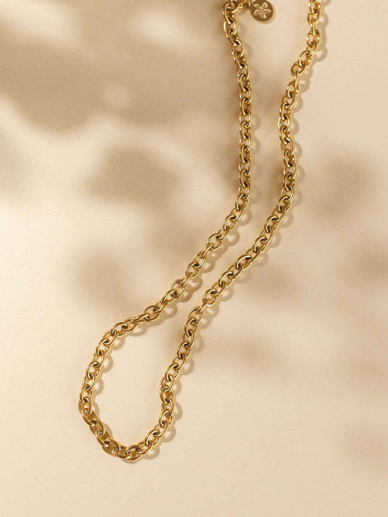 Goldene Kette mit glänzenden Gliedern, elegant und zeitlos – PURELEI.