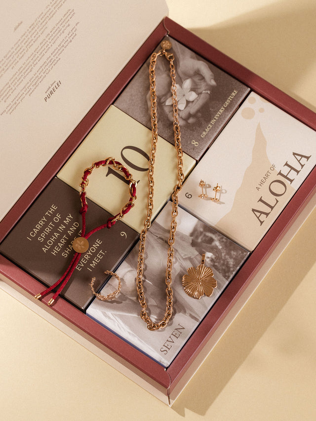 Roségoldenes Schmuckset von PURELEI in eleganter Geschenkbox, inspiriert von Aloha.