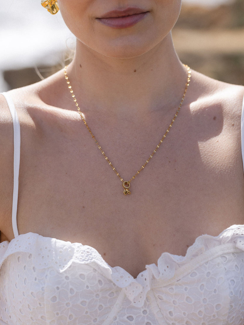 {"color":"Gold"}