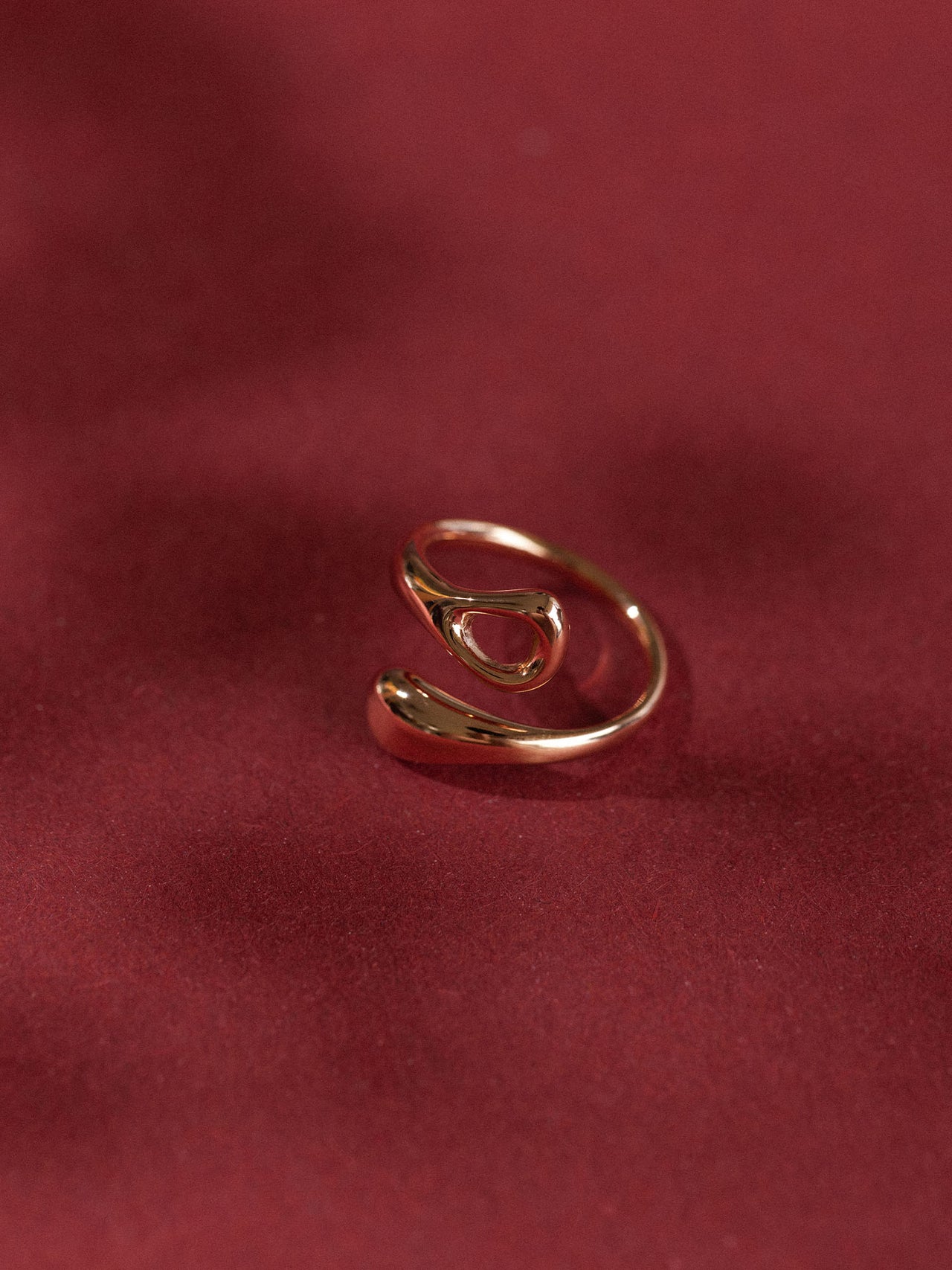 Transparenter Ring von PURELEI auf rotem Hintergrund, elegant und modern im Design.