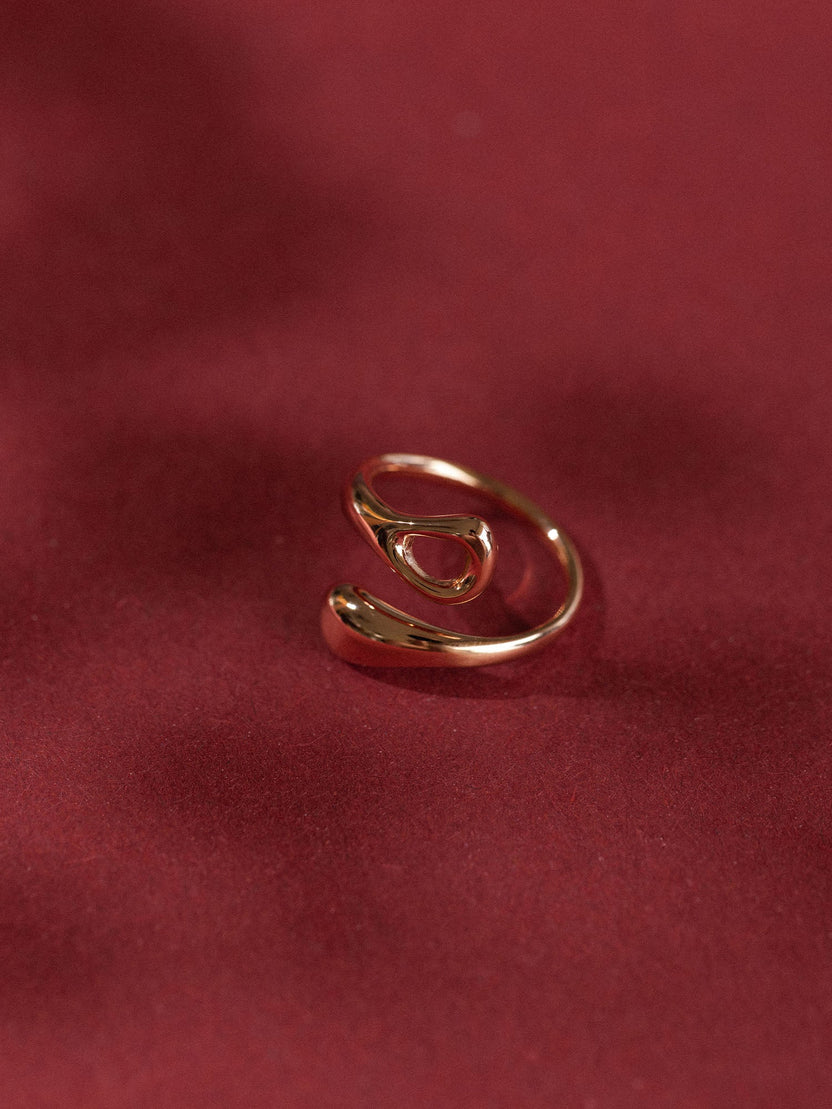 Transparenter Ring von PURELEI auf rotem Hintergrund, elegant und modern im Design.