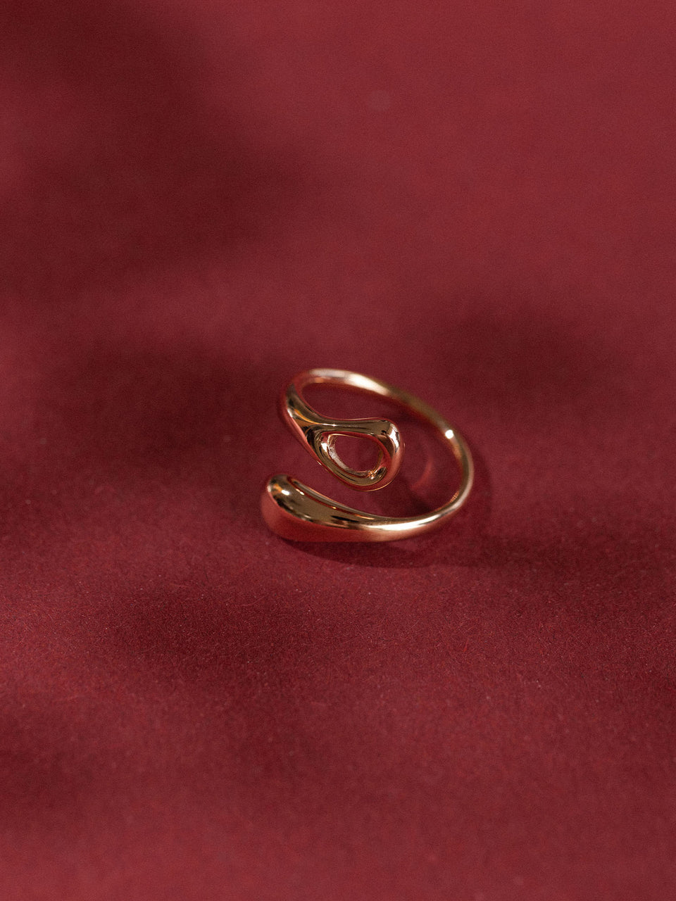 Transparenter Ring von PURELEI auf rotem Hintergrund, elegant und modern im Design.