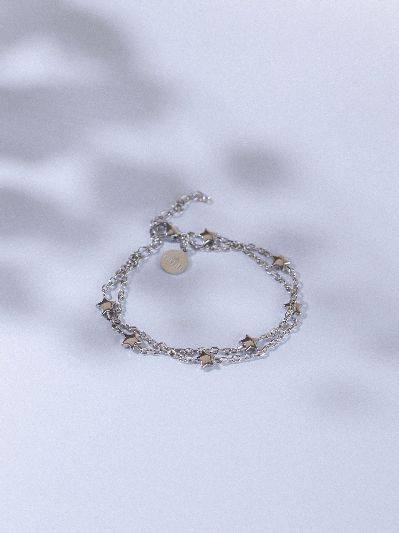 Silbernes Armband mit Sternenanhängern, PURELEI, elegant und verspielt.