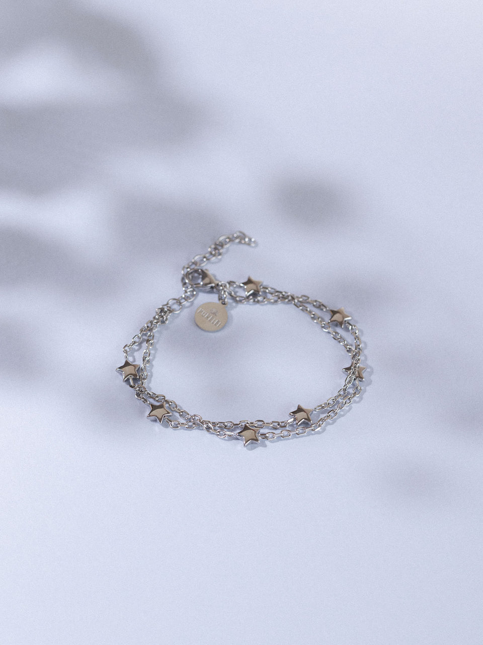 Silbernes Armband mit Sternenanhängern, PURELEI, elegant und verspielt.