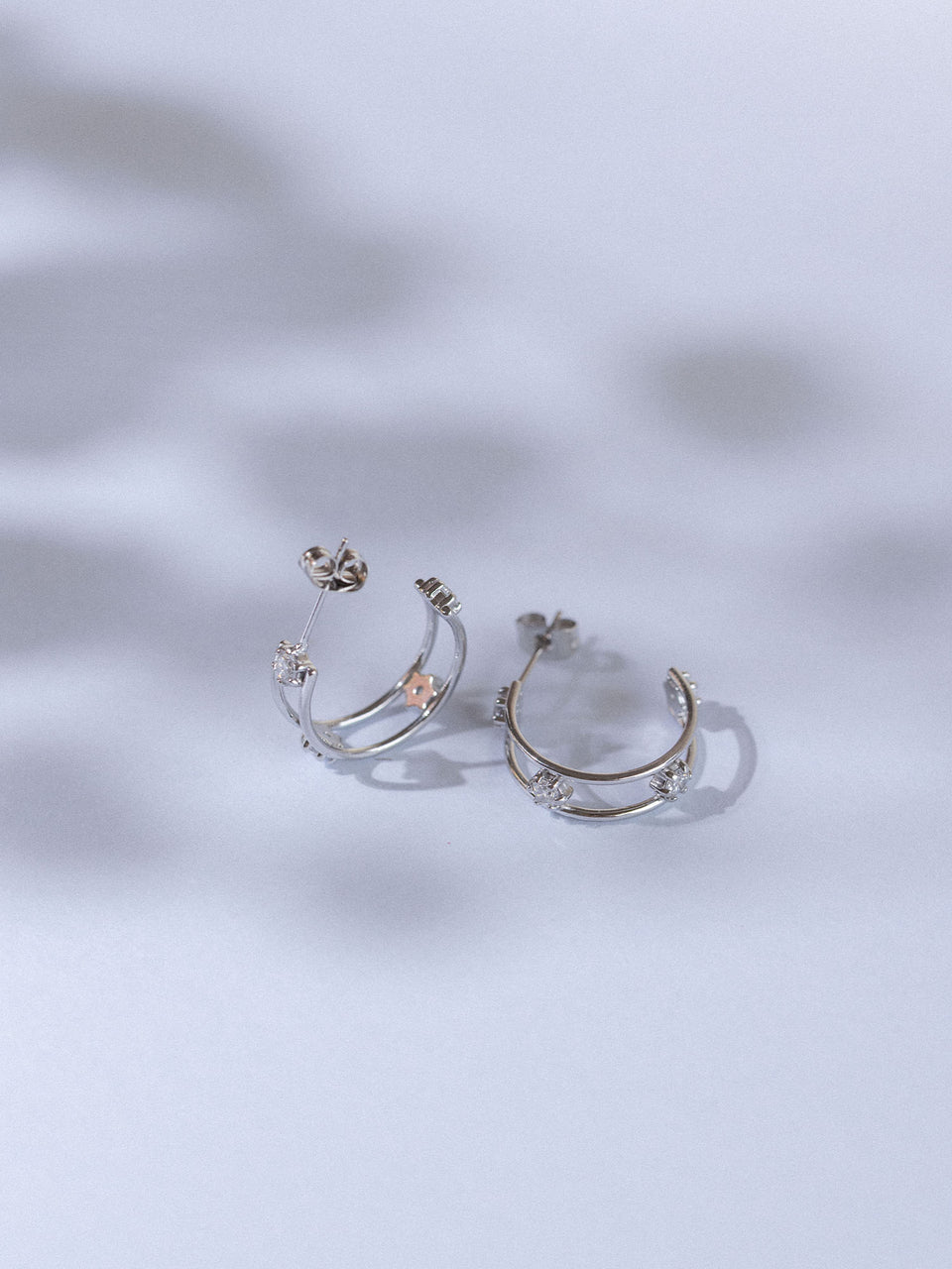 Silberne Creolen mit funkelnden Details, PURELEI, elegant und modern.