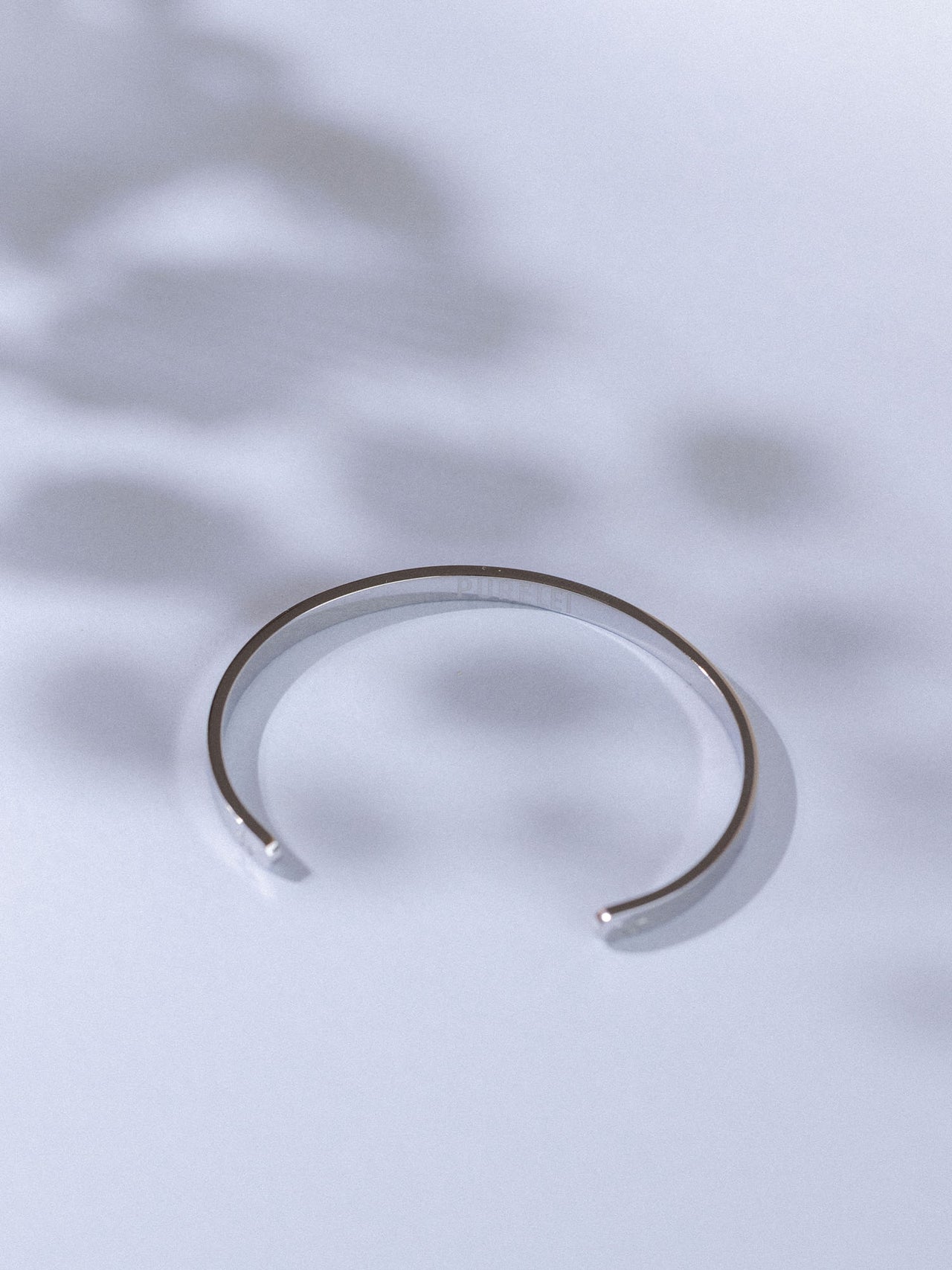 Silbernes, minimalistisches Armband von PURELEI auf sanftem Hintergrund.