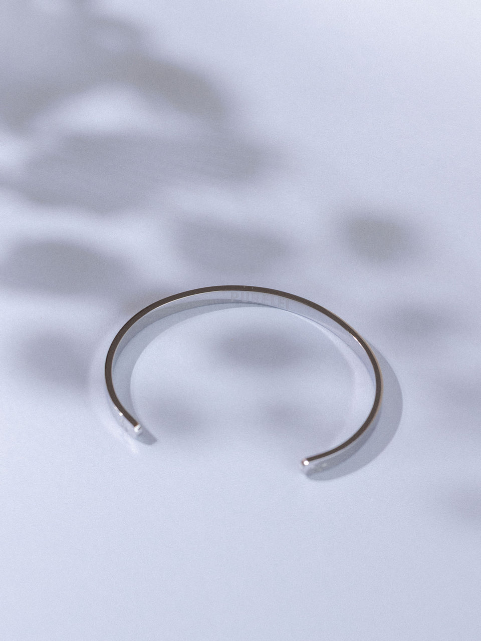 Silbernes, minimalistisches Armband von PURELEI auf sanftem Hintergrund.