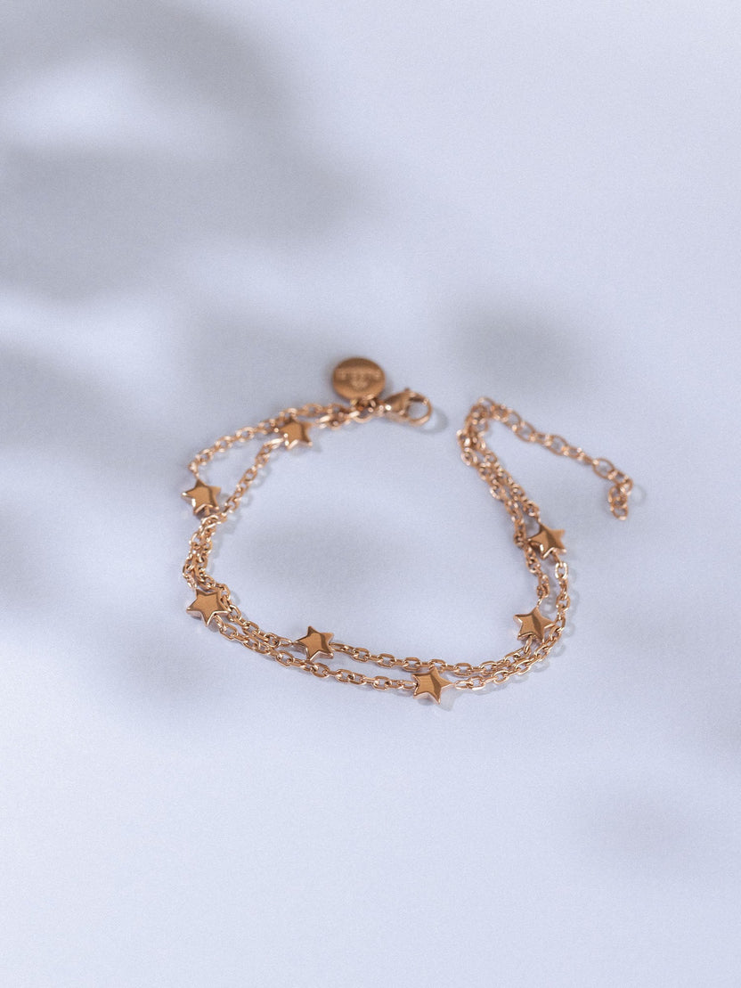 Roségoldenes Armband mit Sternen, elegant und verspielt, von PURELEI.