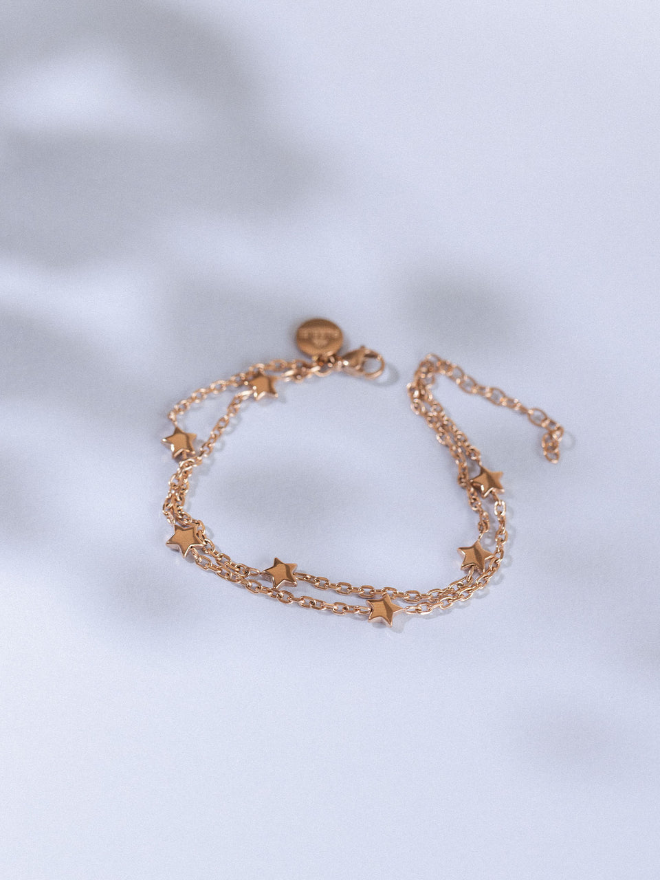 Roségoldenes Armband mit Sternen, elegant und verspielt, von PURELEI.