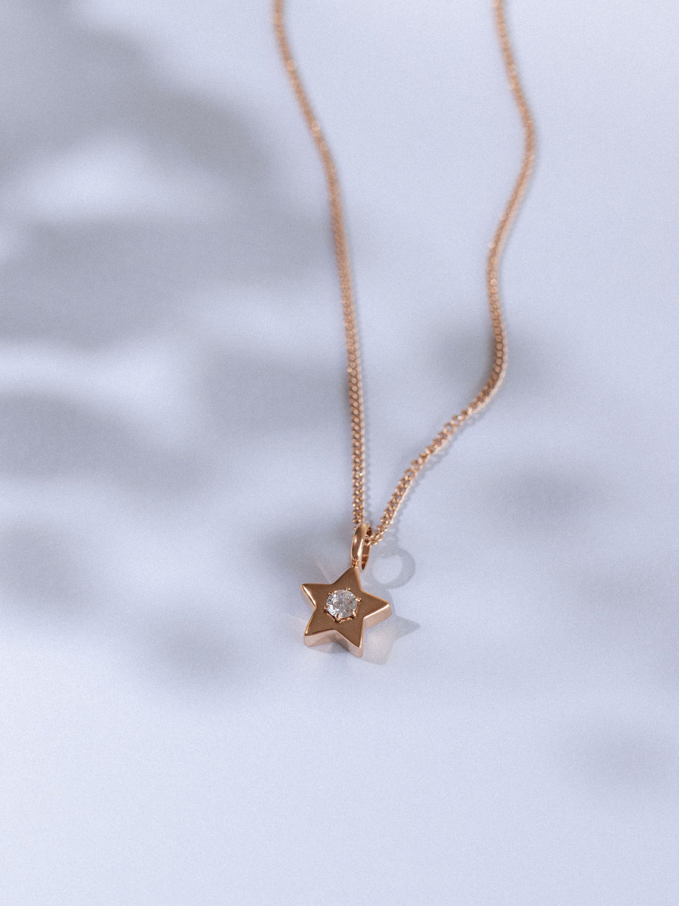 Roségoldene Kette mit Stern-Anhänger und funkelndem Detail von PURELEI.