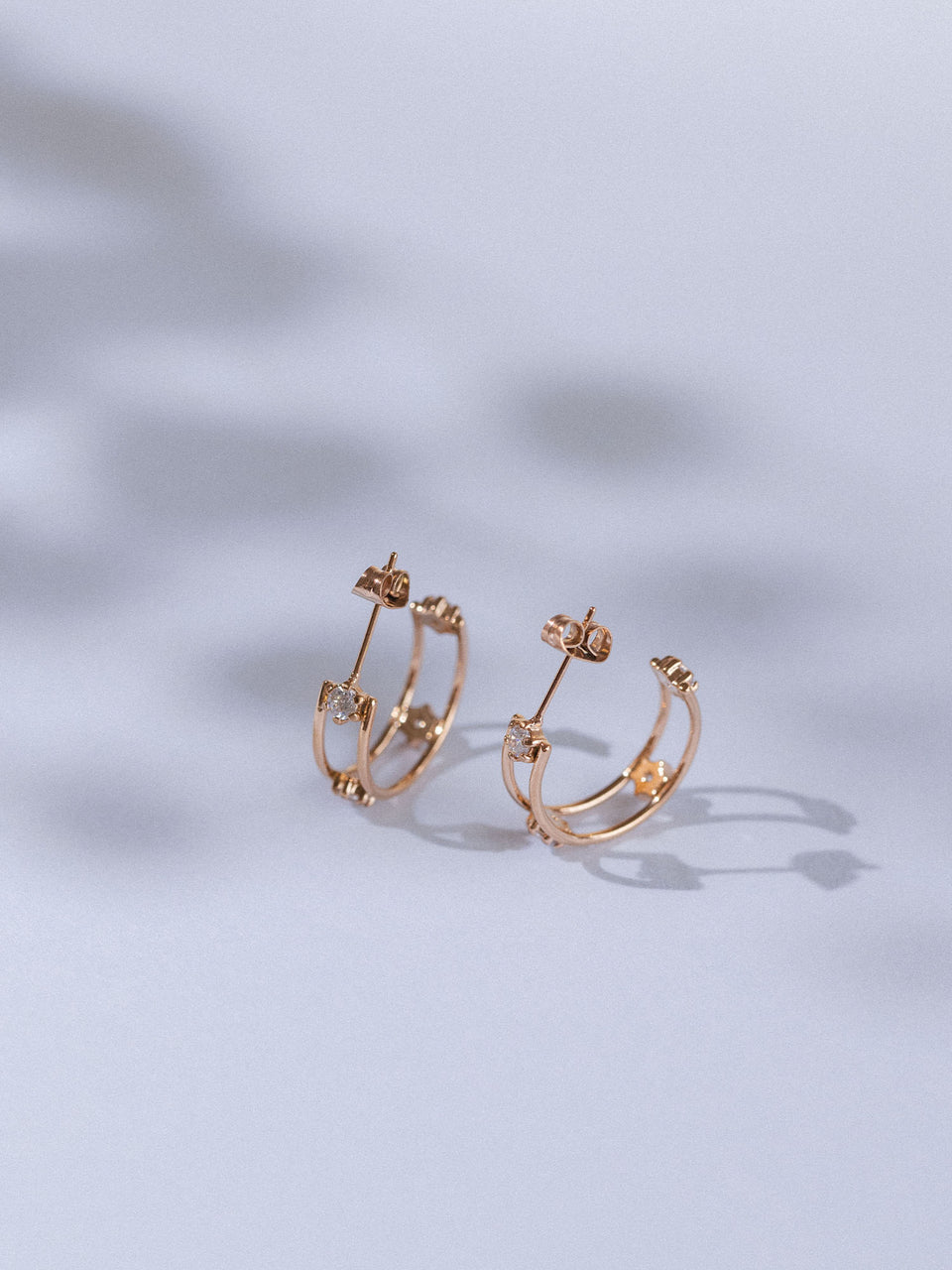 Roségoldene Creolen mit zarten Details von PURELEI, elegant und modern.