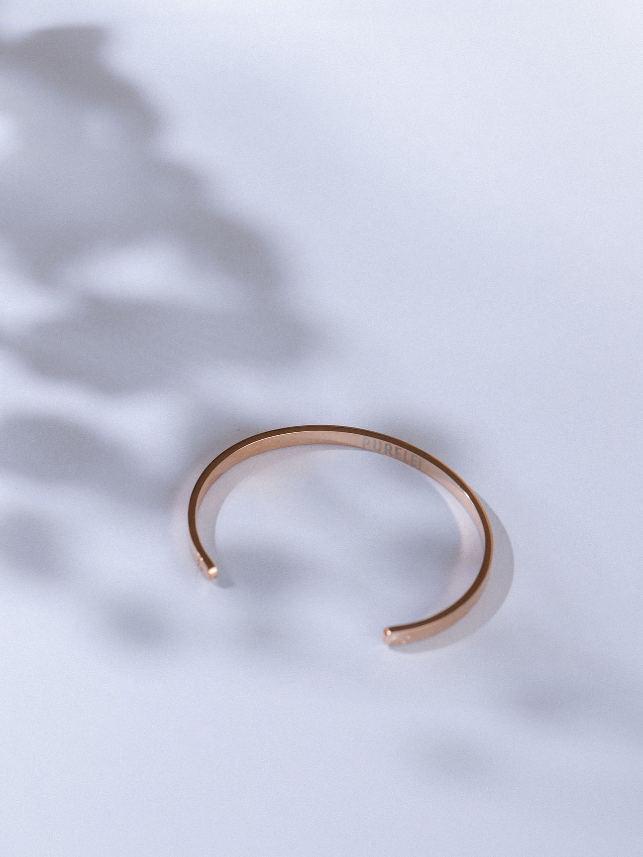 Roségoldenes offenes Armband von PURELEI auf sanftem Hintergrund, elegant und modern.