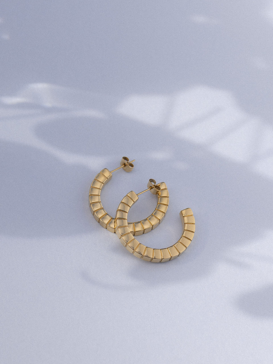 Goldene Creolen mit strukturiertem Design, PURELEI, elegant und modern.