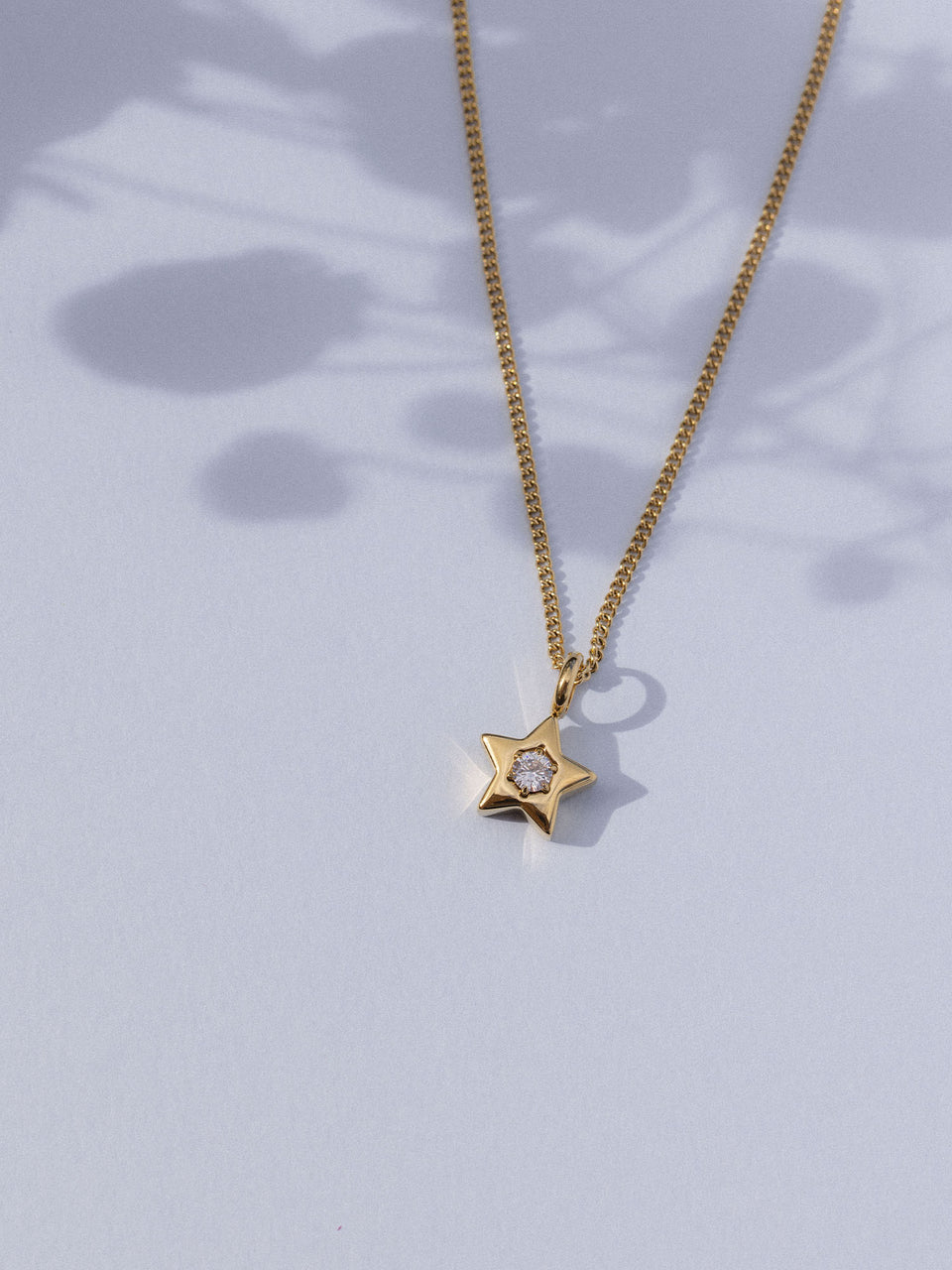 Goldene Sternkette mit funkelndem Anhänger, PURELEI, elegant und feminin.