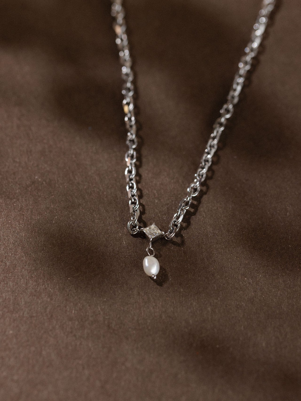 Silberne Kette mit ovalem Anhänger, elegant und zeitlos, von PURELEI.