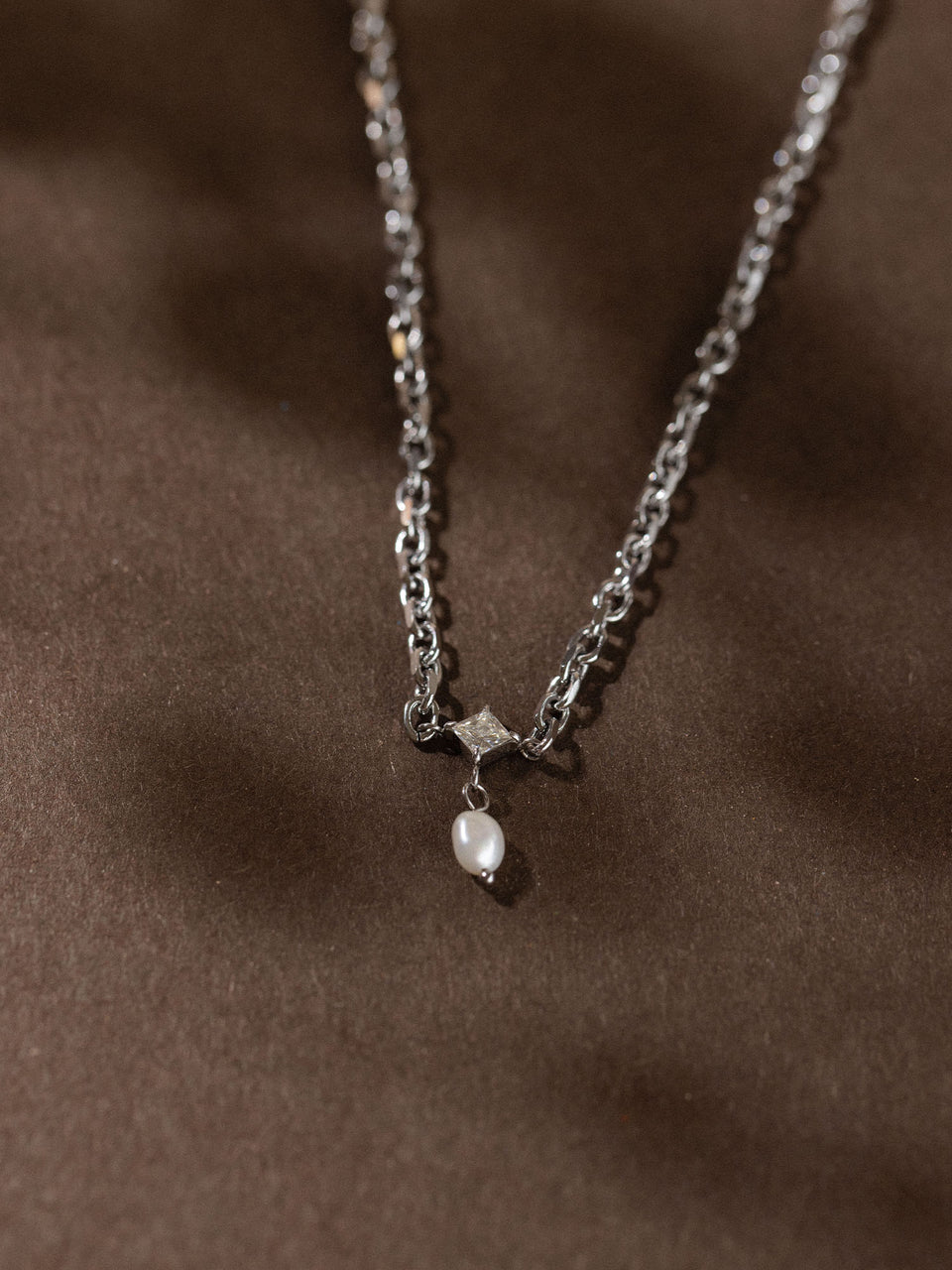 Silberne Kette mit ovalem Anhänger, elegant und zeitlos, von PURELEI.