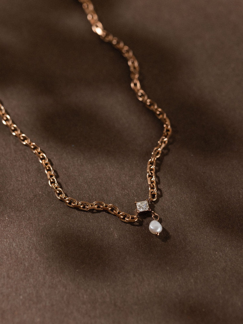 Elegante Kette von PURELEI aus Silber mit geometrischen Anhängern, stilvoll und modern.