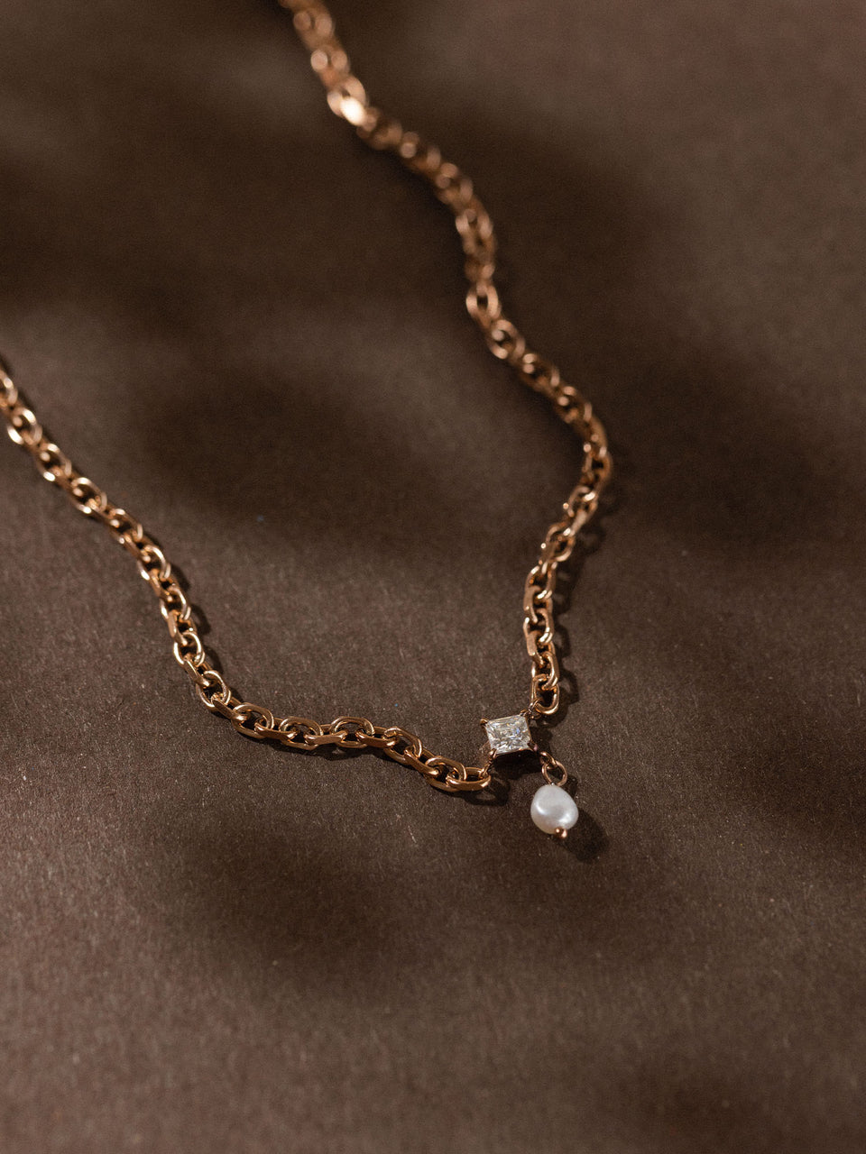 Elegante Kette von PURELEI aus Silber mit geometrischen Anhängern, stilvoll und modern.