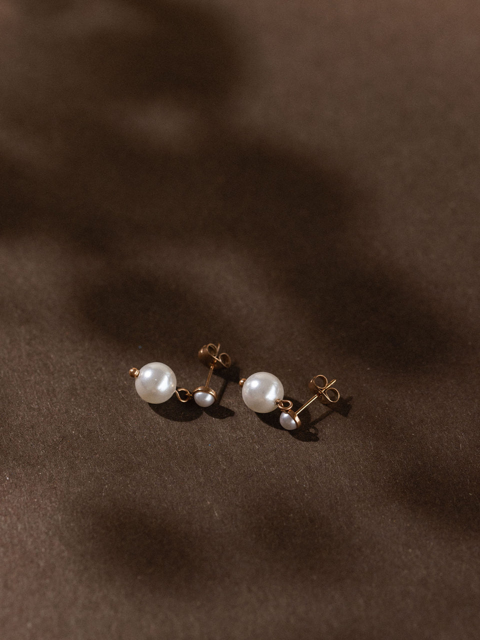 Zarte, allergenfreundliche Ohrringe in Roségold mit minimalistischen Kreisen von PURELEI.