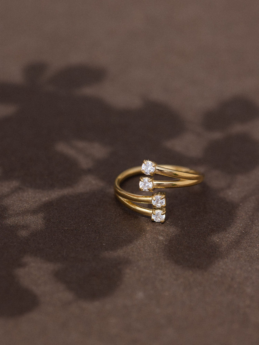 Zweifach gewickelter Ring aus Gold mit funkelnden Steinen, PURELEI, elegant und modern.