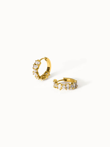 Goldene Creolen mit funkelnden Zirkonia von PURELEI, elegant und strahlend.
