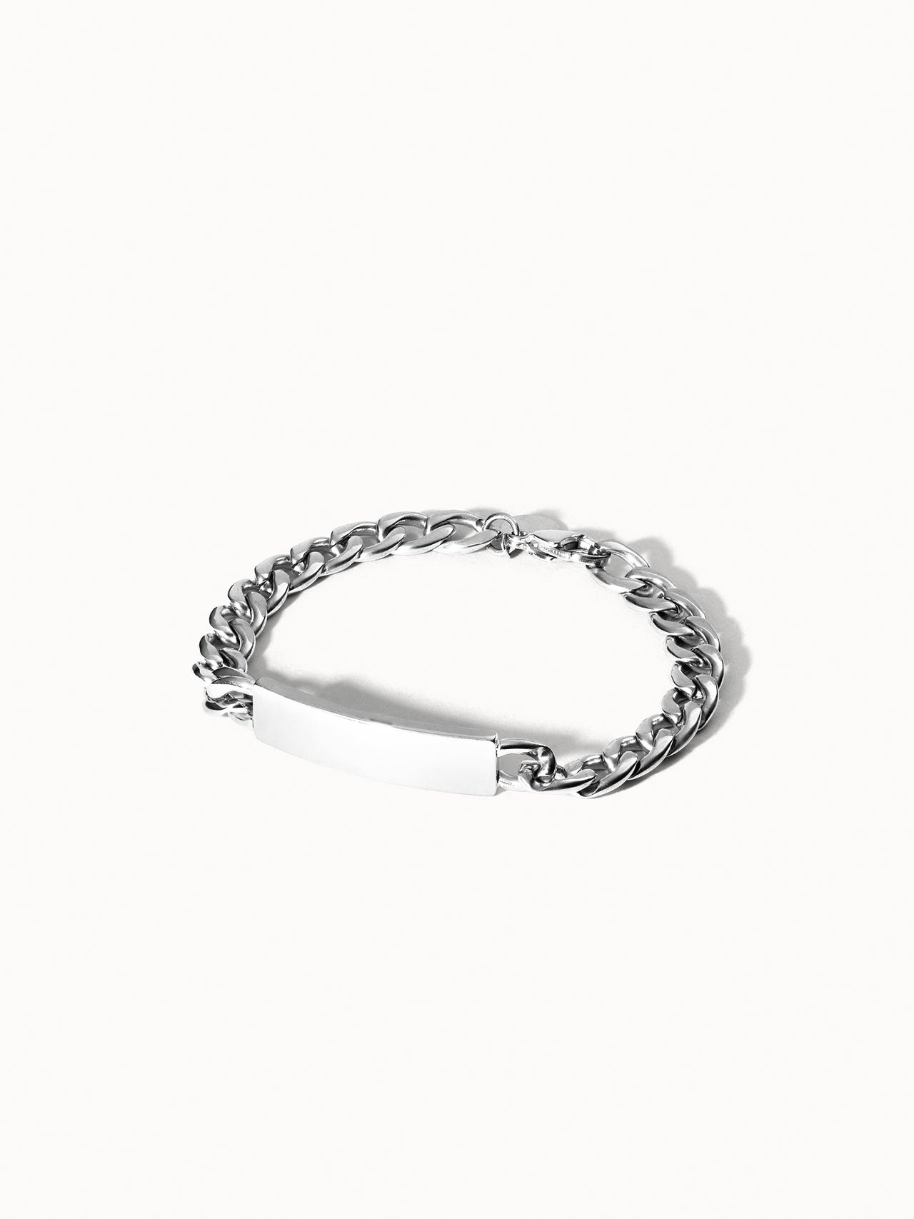 PURELEI Coco Pärchen Armband aus nickelfreiem Silber mit gravierbarem Element, klar und elegant inszeniert.