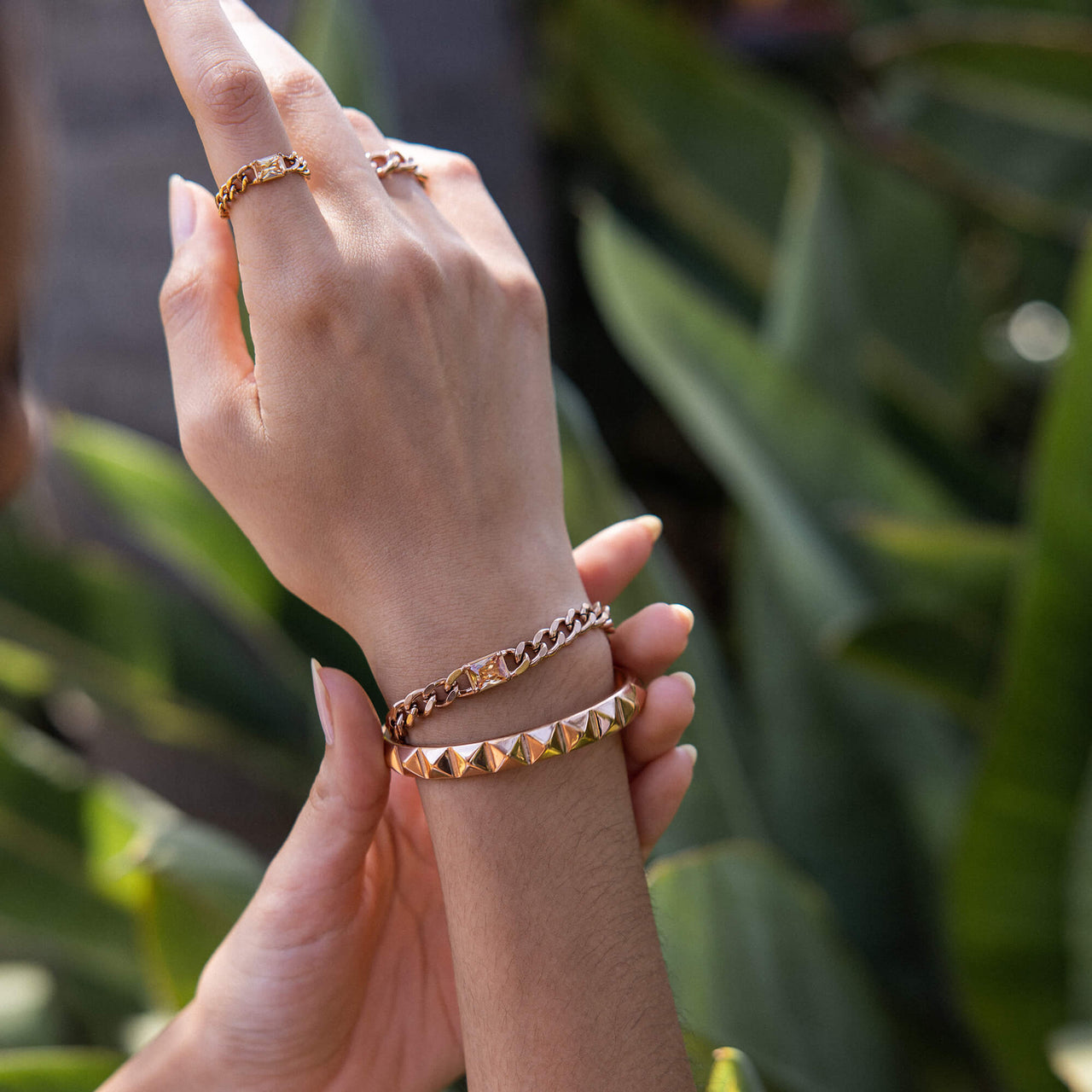 Be You Armcuff von PURELEI, goldener Edelstahl mit Nieten, am Handgelenk, elegant und markant, inspiriert von Hawaii.