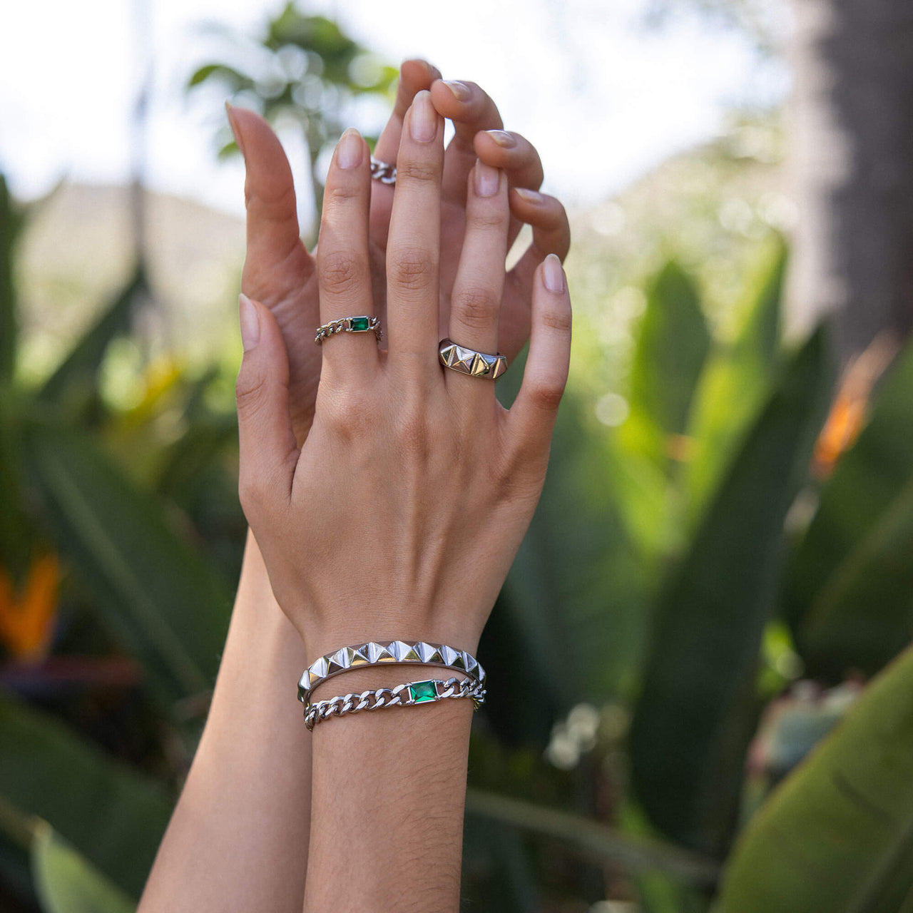 Be You Armcuff von PURELEI in Silber mit Nieten am Handgelenk, urbaner Look mit natürlicher Leichtigkeit.