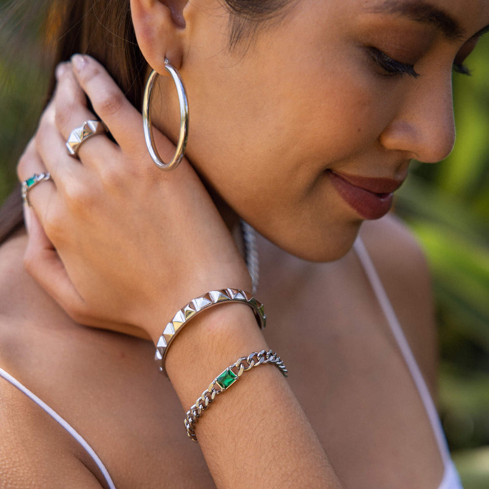 Be You Armcuff aus nickelfreiem, silbernem Edelstahl mit kleinen Nieten, getragen am Handgelenk, elegant und feminin, PURELEI.