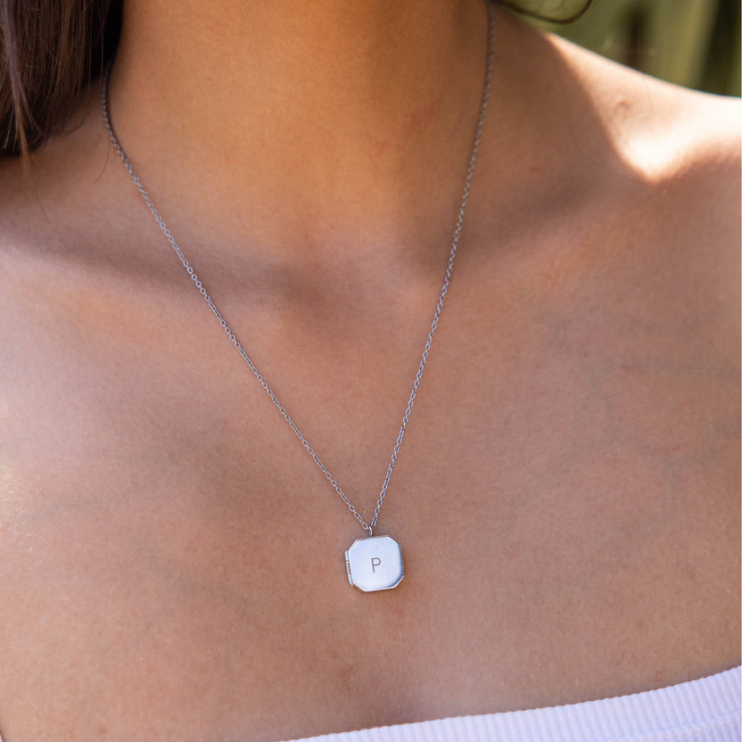 Silberne Kette mit hexagonalem Anhänger, elegant und feminin, von PURELEI.