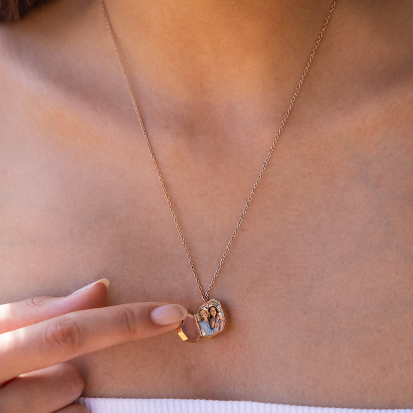 Roségoldene Kette mit Anhänger, der ein Foto zeigt, getragen auf der Haut, PURELEI.