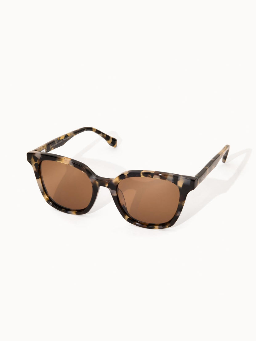 Braune Sonnenbrille mit Schildpatt-Design von PURELEI, elegant und stilvoll.