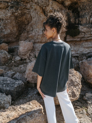 PURELEI Ocean T-Shirt in Dunkelgrau mit Hibiskusprint, oversized, aus weicher Baumwolle, lässig und inspiriert von Hawaii.