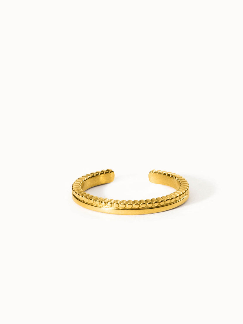 Goldenes, elegantes Armband mit strukturiertem Design von PURELEI.