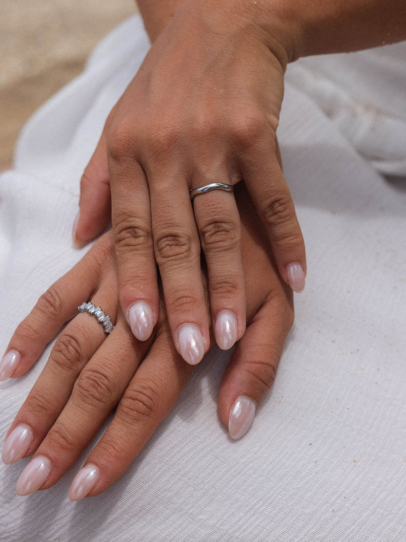 Zarte Ringe aus Silber und Strass, elegant auf Händen mit perlmutternem Nagellack, PURELEI.