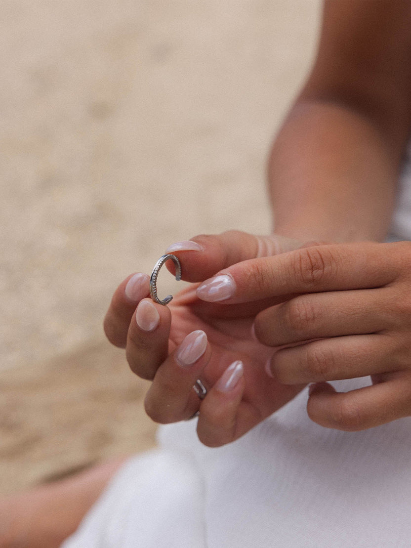 Silberner Ring in zarten Händen, PURELEI, elegant und feminin.