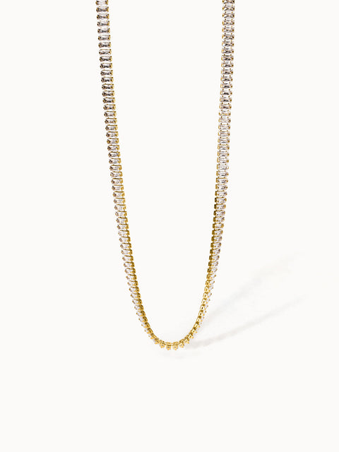 Goldene Kette mit funkelnden Kristallen, elegant und zeitlos, von PURELEI.