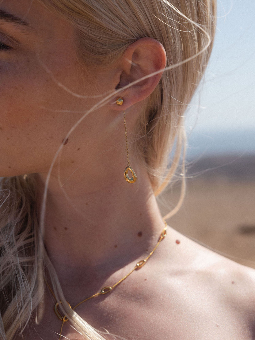 {"color":"Gold"}